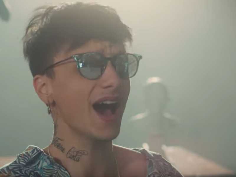 Immagine tratta dal video musicale "Ipocondria" di Ultimo