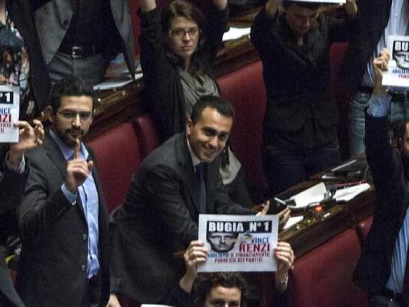 Febbraio 2014, i deputati del M5s protestano in aula alla Camera contro il governo Renzi (foto LaPresse)