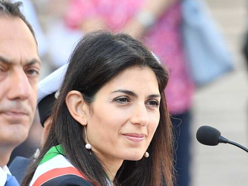 Marcello De Vito con Virginia Raggi (Foto LaPresse)