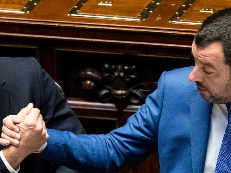Danilo Toninelli stringe la mano a Matteo Salvini in Parlamento (Foto LaPresse)
