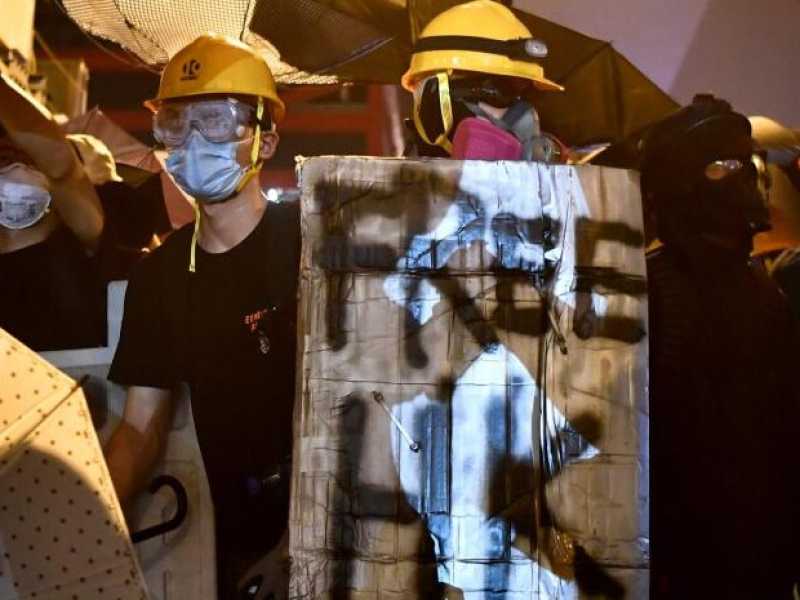 Manifestanti si scontrano con la polizia a Hong Kong (foto LaPresse)