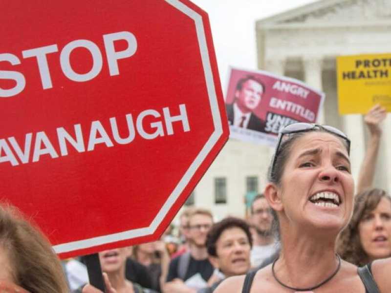 Una protesta contro il candidato alla Corte Suprema degli Stati Uniti Brett Kavanaugh a Washington (Foto LaPresse)