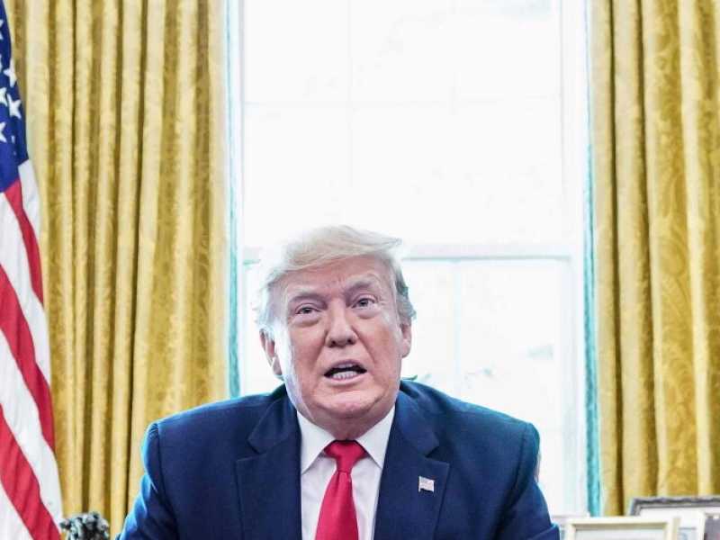 Donald Trump firma nuove sanzioni contro l'Iran. Al suo fianco Steven Mnuchin e Mike Pence (Foto LaPresse)