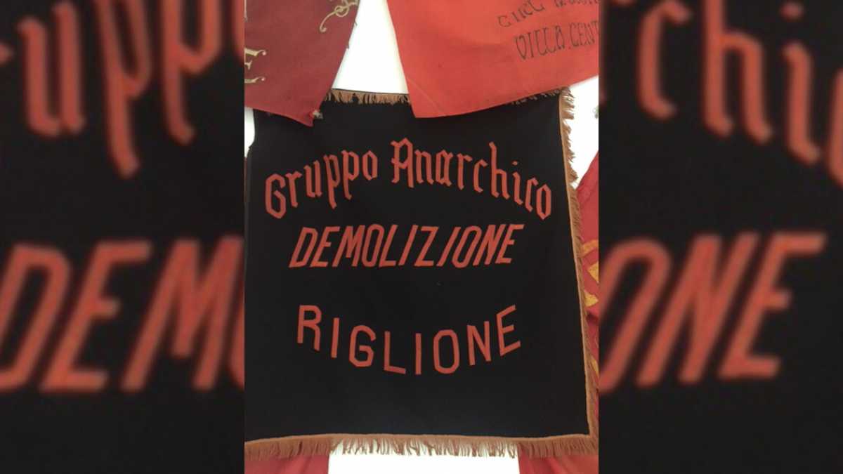 Immagine di Anarchici, treni e vecchie bandiere