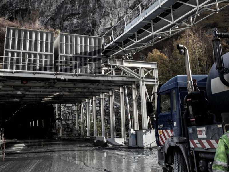 Un lavoratore sul cantiere del tunnel per la linea ad alta velocit&agrave; Lione Torino, a Saint-Martin-la-Porte, Francia (LaPresse)