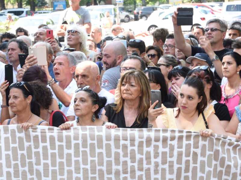 Persone in attesa del discorso di Matteo Salvini a Bibbiano (LaPresse)