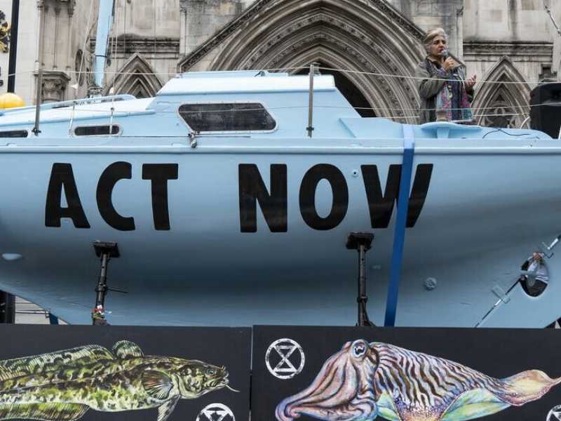 Proteste del gruppo ambientalista "Extinction Rebellion" a Londra (Foto LaPresse)