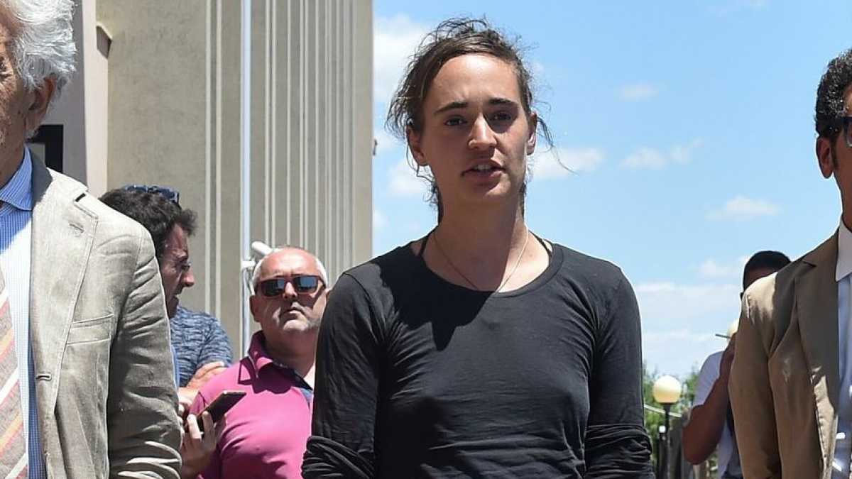 Immagine di Tutti in reggiseno per solidarietà a Carola
