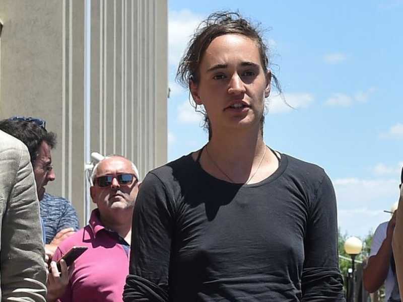 La capitana della Sea Watch 3 Carola Rackete tiene una conferenza stampa di fronte al palazzo di giustizia di Agrigento (foto LaPresse)