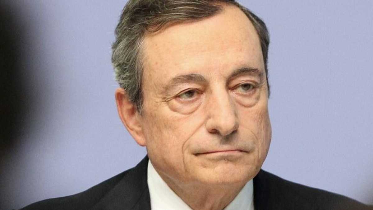 Immagine di Draghi consegna a Lagarde l’agenda del Qe2