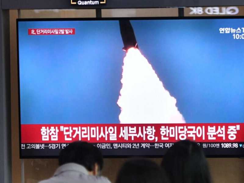 Alcune persone a Seoul guardano in televisione il lancio di missili della Nord Corea (Foto LaPresse)