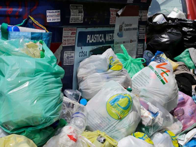 Cassonetti pieni di rifiuti nella Capitale (foto LaPresse)