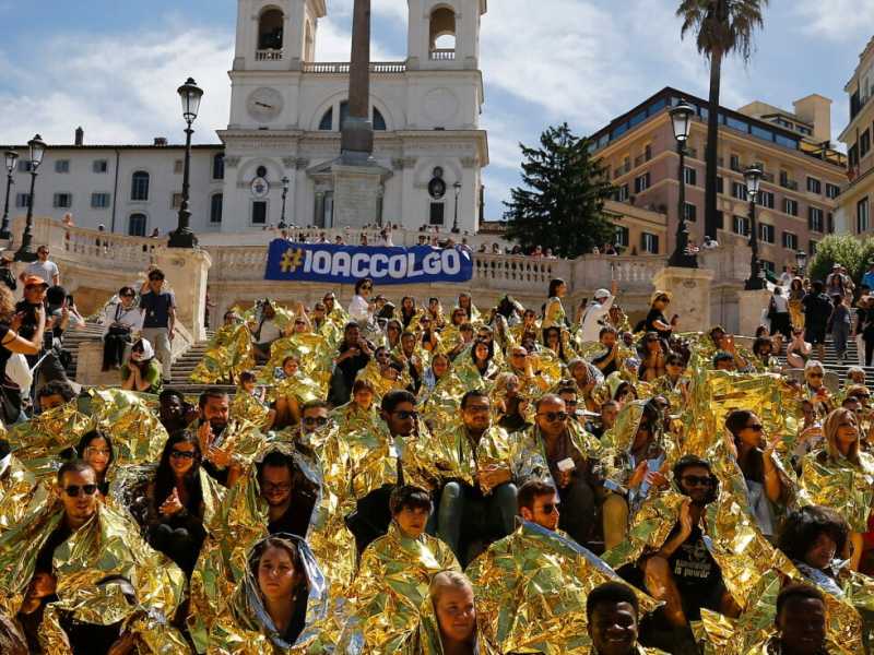 Roma, flashmob a Trinità dei Monti contro il decreto sicurezza (foto LaPresse)