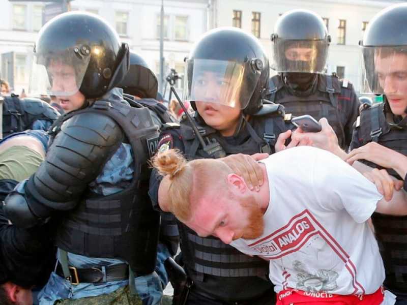 La polizia reprime i manifestanti in piazza a Mosca (Foto LaPresse)