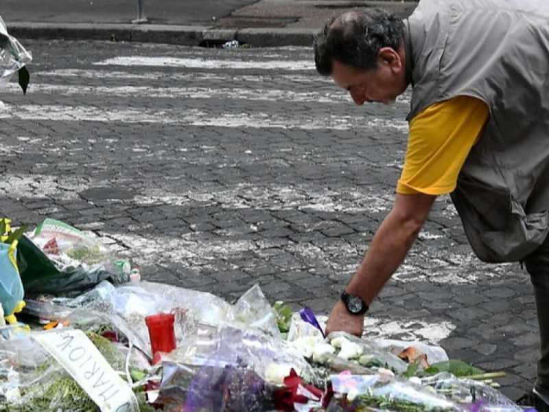 Un uomo depone dei fiori nel luogo dove &egrave; stato ucciso il carabiniere  Mario Cerciello Rega (foto LaPresse)