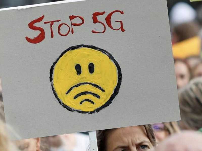 Una manifestazione contro il 5G a Berna, in Svizzera, nel maggio scorso (LaPresse)