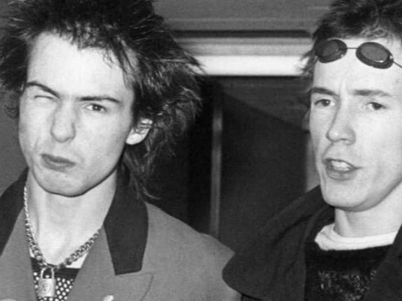 Sid Vicious (a sinistra) con Johnny Rotten (foto LaPresse)