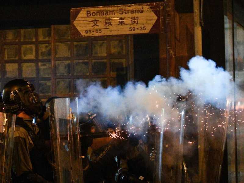 La polizia spara gas lacrimogeni contro i manifestanti ad Hong Kong (foto LaPresse)