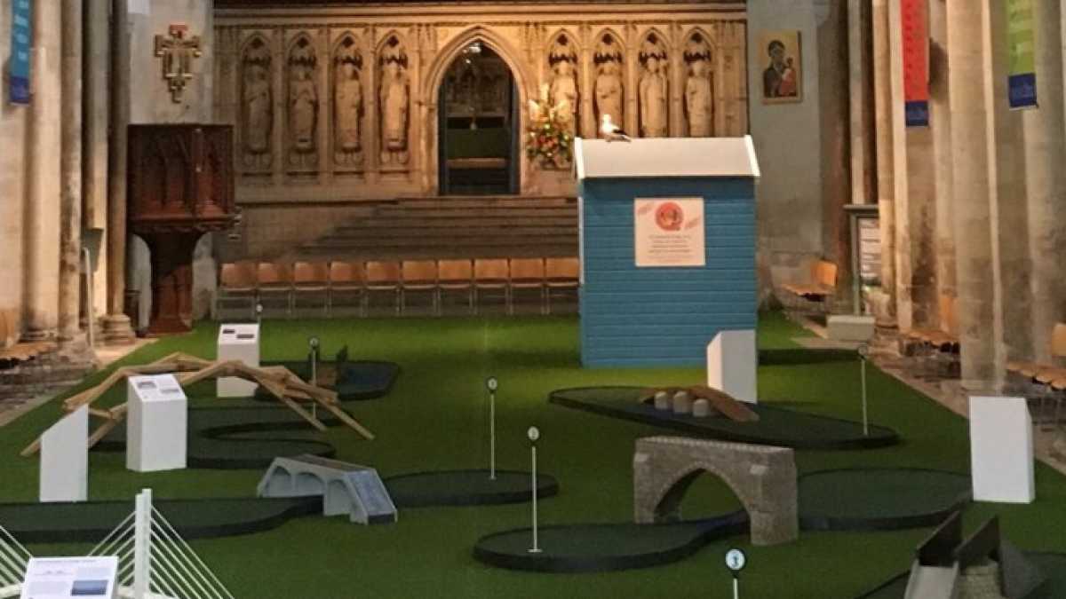Immagine di Nel Regno Unito le cattedrali vengono convertite in campi da golf