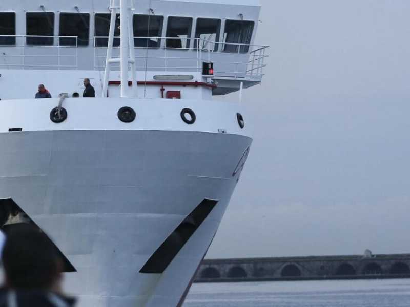 La nave Gregoretti con a bordo 500 migranti mentre entra nel porto di Napoli a ottobre del 2016 (foto LaPresse)