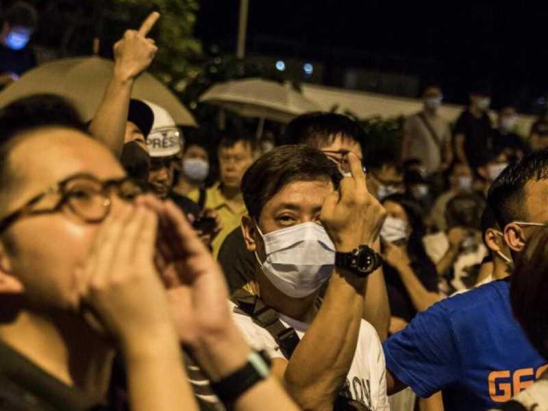Un gruppo di manifestanti a Hong Kong (foto LaPresse)