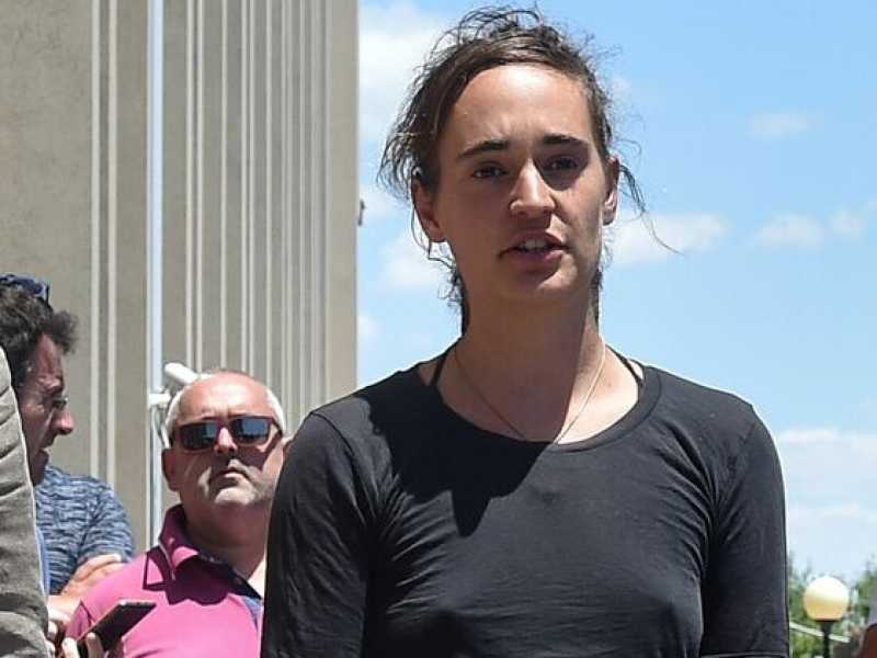 Carola Rackete in conferenza stampa davanti al palazzo di giustizia di Agrigento (foto LaPresse)