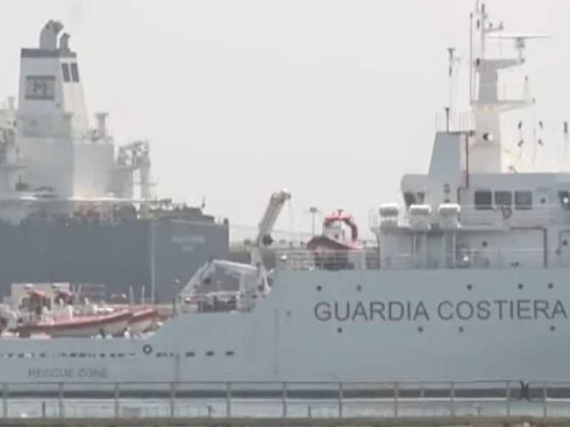 La nave Gregoretti della Guardia Costiera 