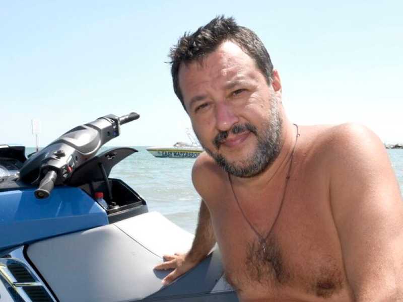 Il ministro dell'Interno in spiaggia a Milano Marittima (foto LaPresse)