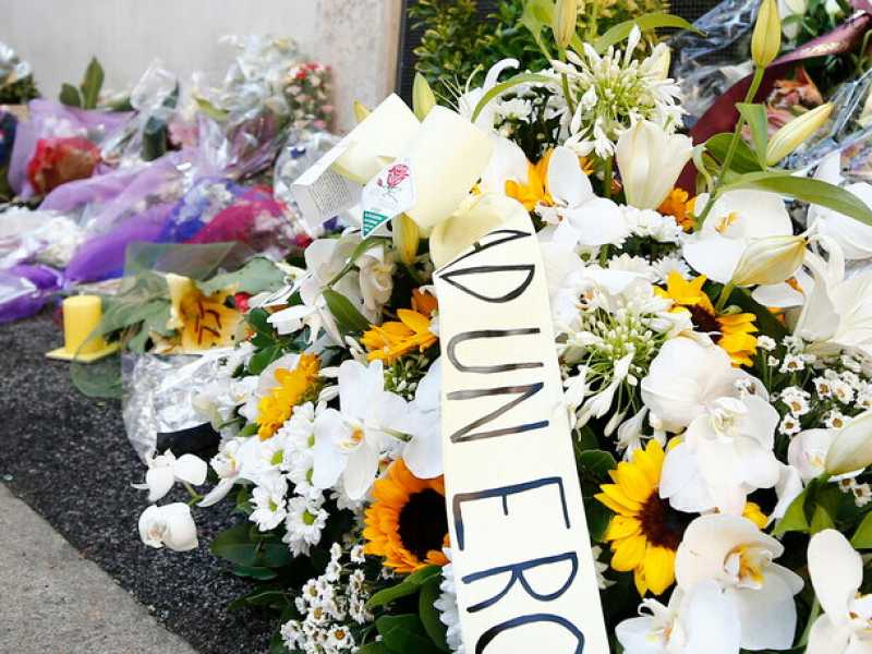 Fiori davanti alla camera ardente del vicebrigadiere Mario Cerciello Rega (foto LaPresse)