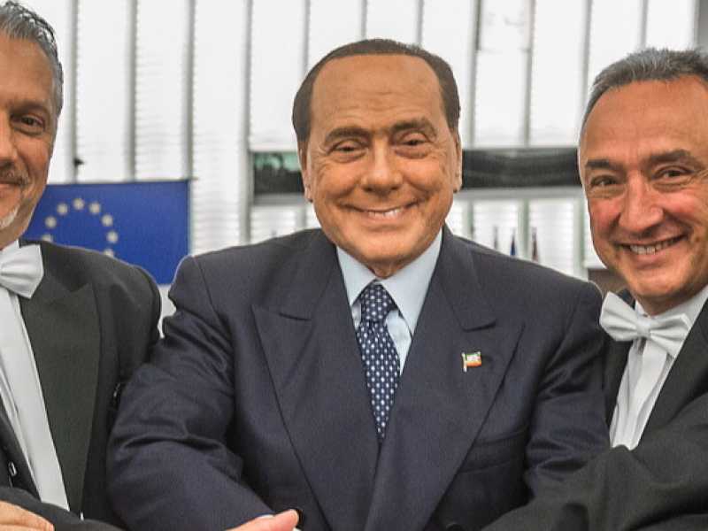 Silvio Berlusconi con i commessi del Parlamento di Bruxelles (foto LaPresse)