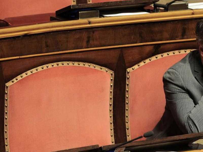 La maggioranza ha immobilizzato la legislatura svuotando il Parlamento. Nella foto un senatore nell'Aula di Palazzo Madama (foto LaPresse)