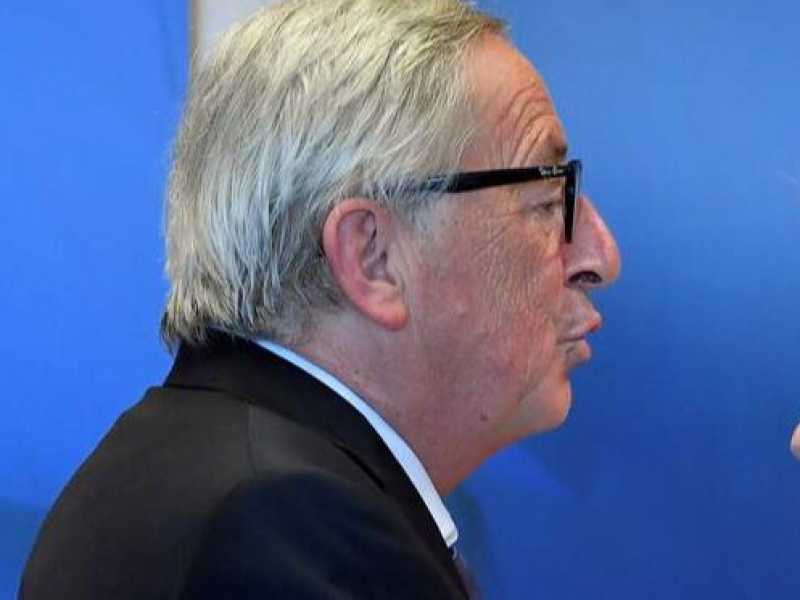 Jean-Claude Juncker accoglie  il neo-nominato presidente della Commissione europea Ursula von der Leyen (foto LaPresse)