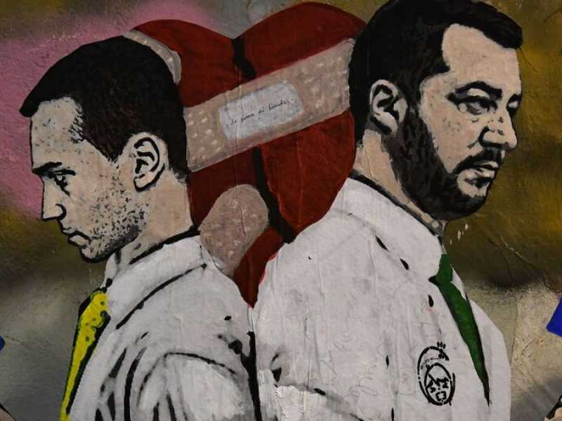  Murale dell' artista TvBoy intitolato "La guerra dei social" con Luigi Di Maio e Matteo Salvini (Foto LaPresse)