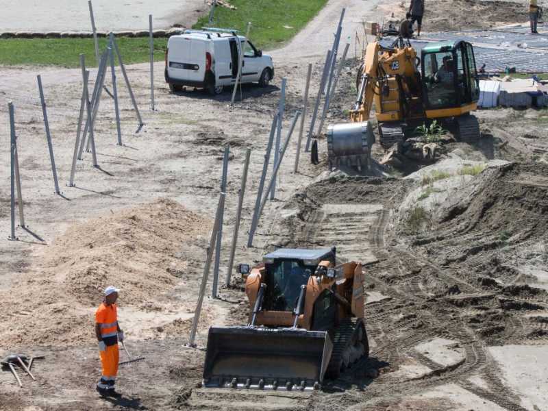 Roma, lavori alla spiaggia Tiberis a Ponte Marconi (LaPresse)