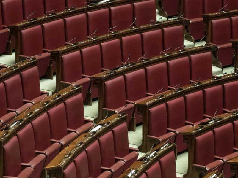 Scranni nell'aula della Camera dei deputati (foto LaPresse)