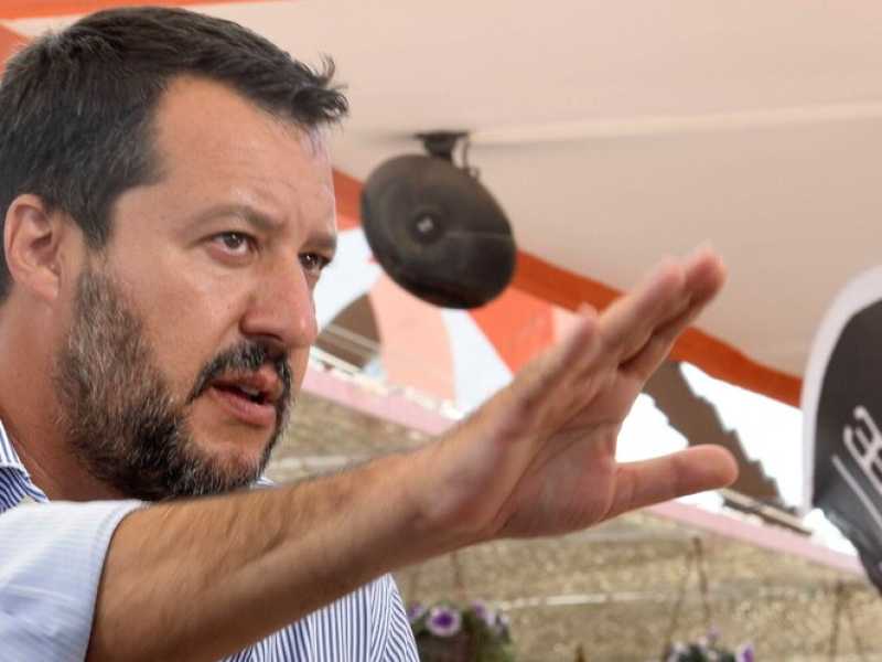 Il ministro dell'Interno Matteo Salvini durante la conferenza stampa al Papete di Milano Marittima (foto LaPresse)