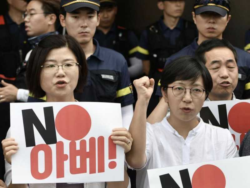 Una manifestazione davanti all'ambasciata giapponese di Seul con i cartelli "No Abe", il 1&deg; agosto scorso (LaPresse) 