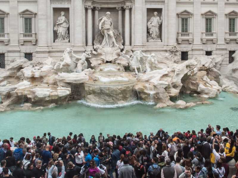 Turisti alla fontana di Trevi a Roma (foto LaPresse)