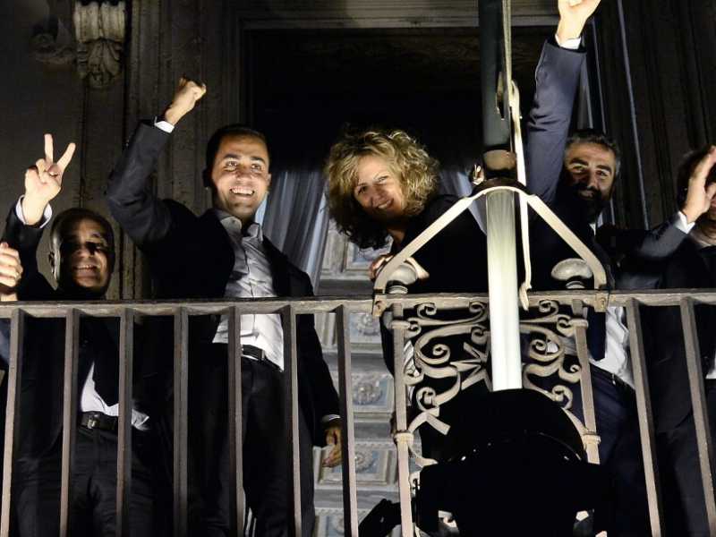 La festa del M5s sul balcone di Palazzo Chigi (foto LaPresse)