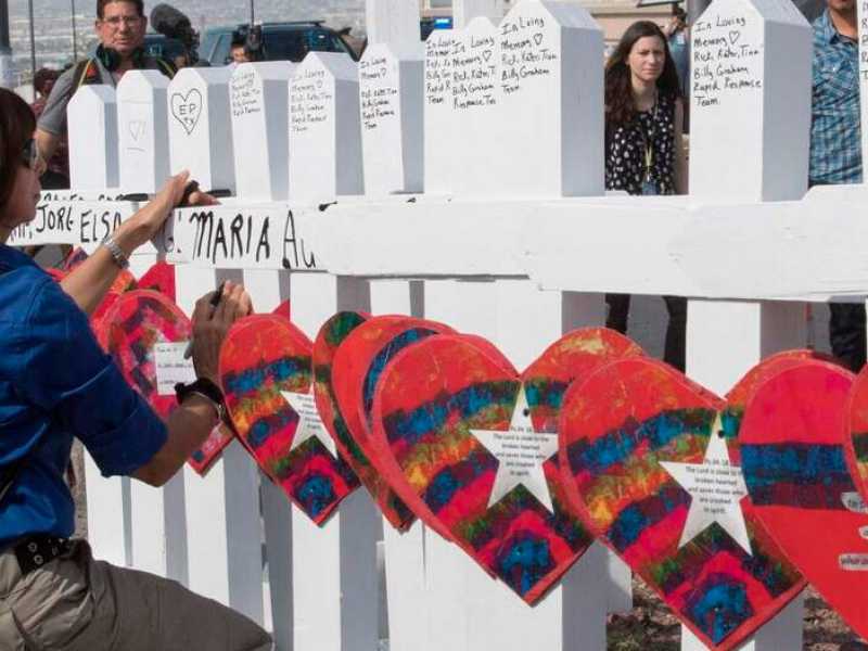 Croci nel luogo dell'attentato di El Paso (foto LaPresse)