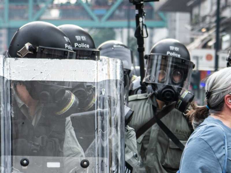 Una donna anziana che urla contro la polizia &egrave; diventata il simbolo delle manifestazioni di queste settimane a Hong Kong (Laurel Chor/Getty)