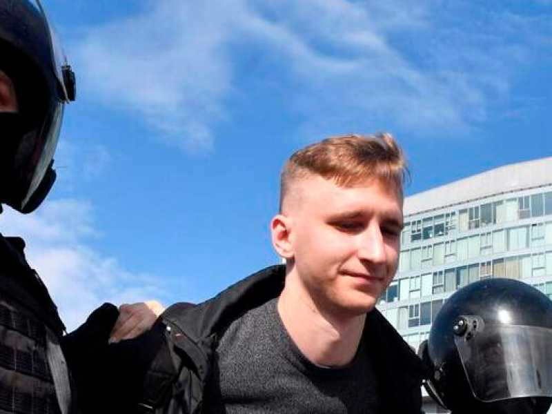 Un protestante catturato dalla polizia durante le manifestazioni del 3 agosto a Mosca (foto LaPresse)