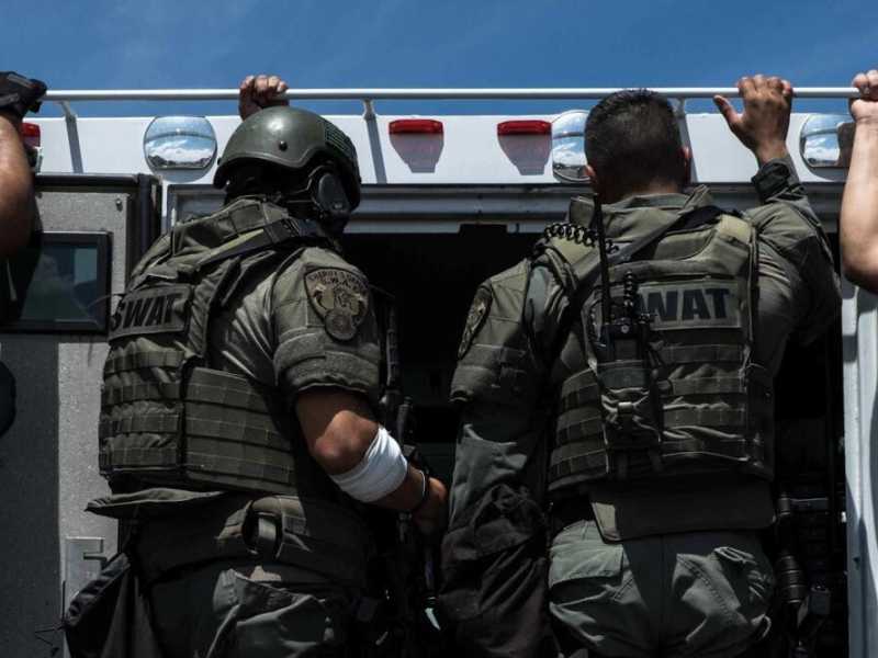 Le forze speciali intervengono al Wal-Mart di El Paso (foto LaPresse)