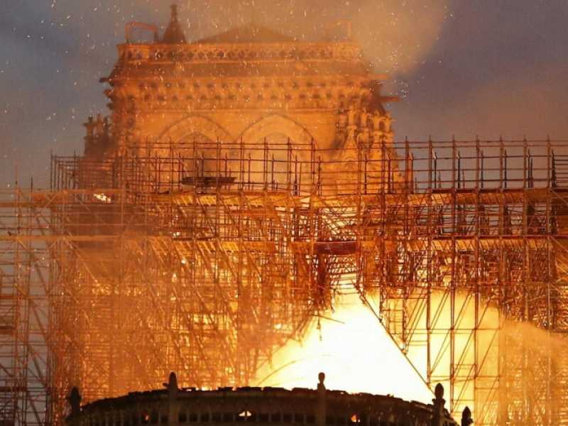 Fiamme sul tetto di Notre Dame (foto LaPresse)