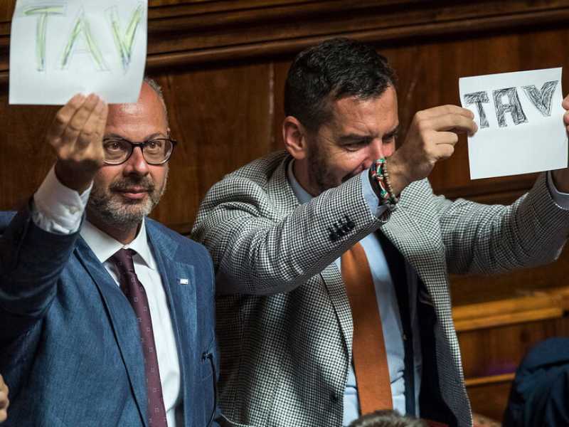Senatori di Fratelli d'Italia mostrano dei cartelli con la scritta Tav (Foto LaPresse)
