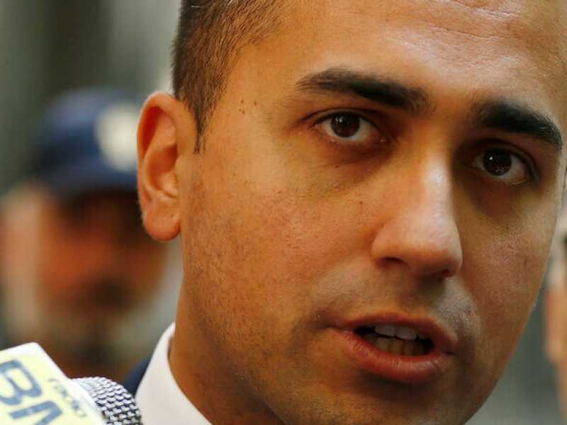 Il vicepremier Luigi Di Maio parla alla stampa davanti al ministero del Lavoro (foto LaPresse)