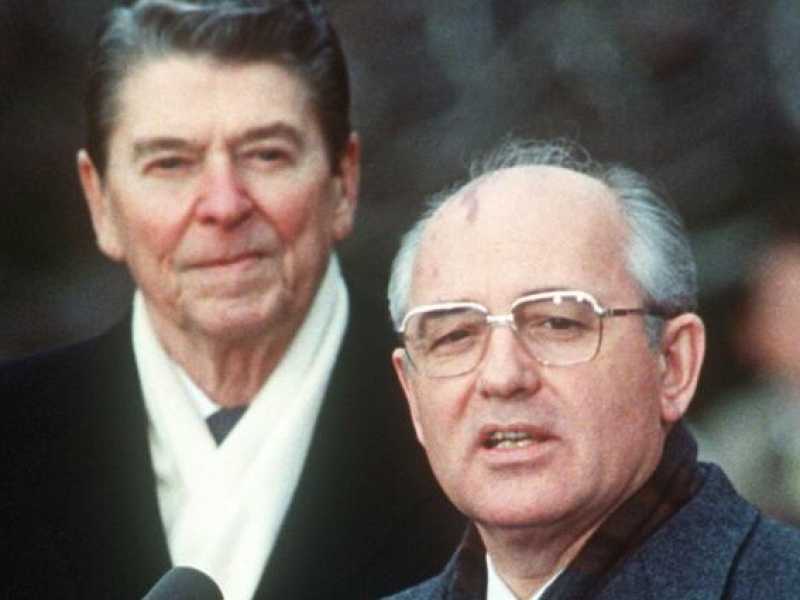 Ronald Reagan e Mikhail Gorbaciov nel 1987 (foto LaPresse)