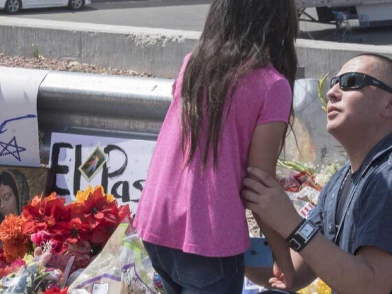 Fiori davanti al Walmart di El Paso dove un uomo ha ucciso 22 persone (foto LaPresse)