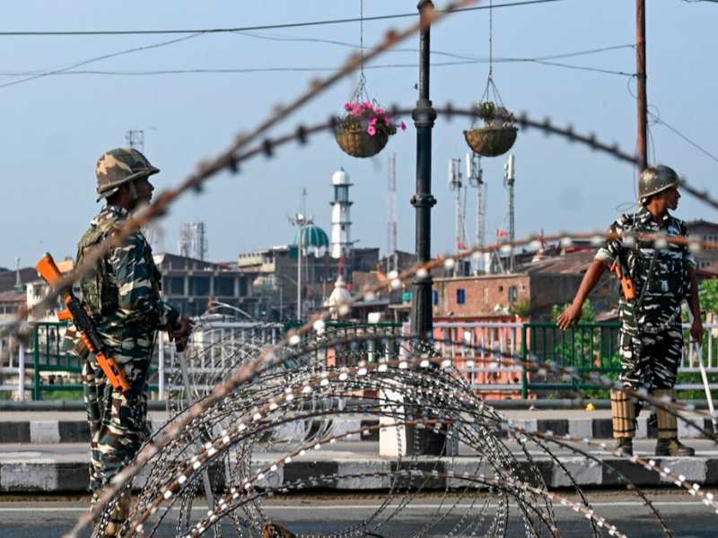 Proteste contro l'abolizione da parte dell'India dell'autonomia del Kashmir. Truppe paramilitari indiane bloccano una strada durante il coprifuoco a Srinagar
