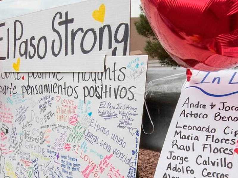 I nomi delle vittime della sparatoria nel memoriale di El Paso (foto LaPresse)
